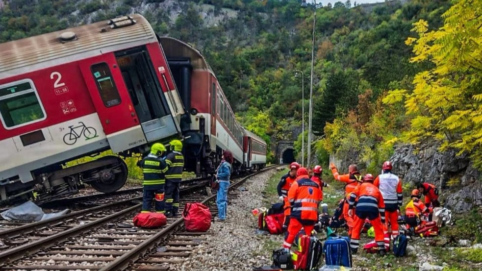 Vonatok ütköztek Szlovákiában, a magyar határ közelében - rengeteg a sérült