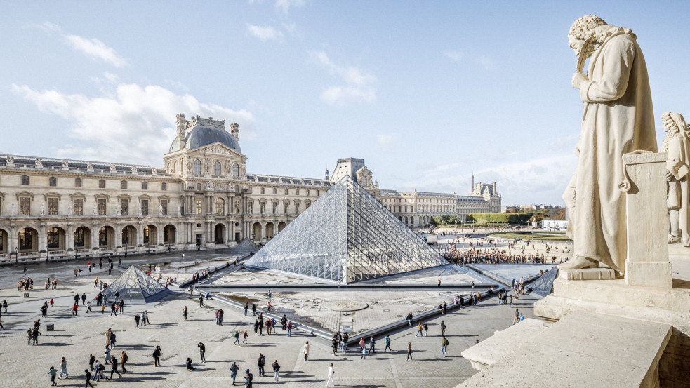 Bravúros ékszerlopás történt a párizsi Louvre-ban