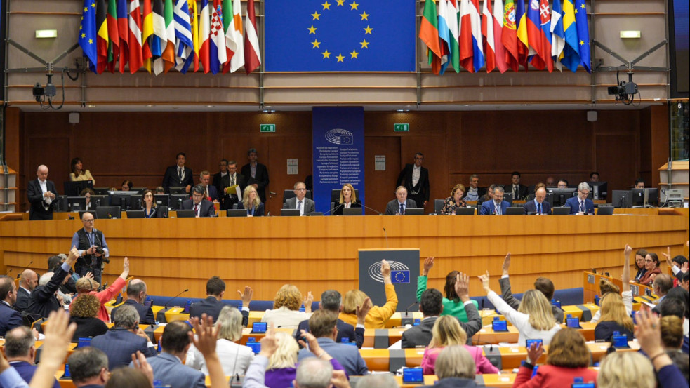 Elfogadta a migrációs paktumot az Európai Parlament, Magyarország nem adja fel a határzárat