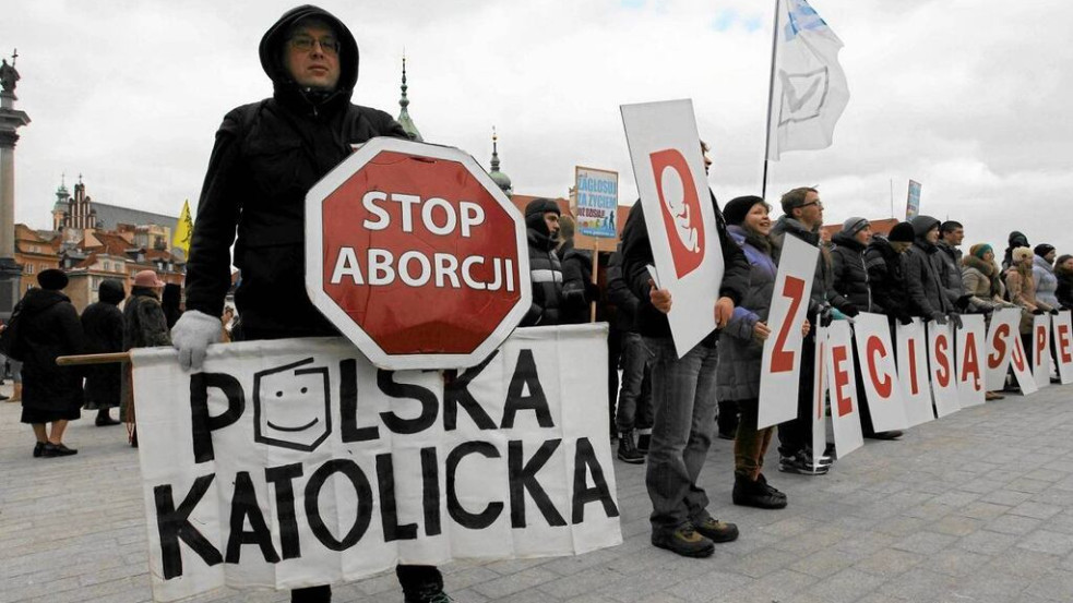 Ezrek mentek utcára Varsóban az abortusztörvény liberalizálása miatt