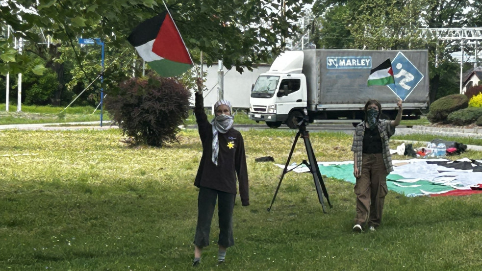 Helyszíni riport: palesztin zászlókkal és zsidógyűlölő jelszavakkal zavarták meg az Élet menetét Auschwitzban