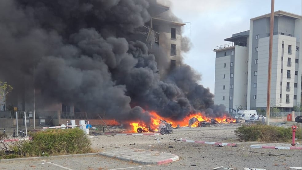 Találat ért egy lakóházat Beér-Seván, Izrael rakétagyártó létesítményeket bombázott Teheránban