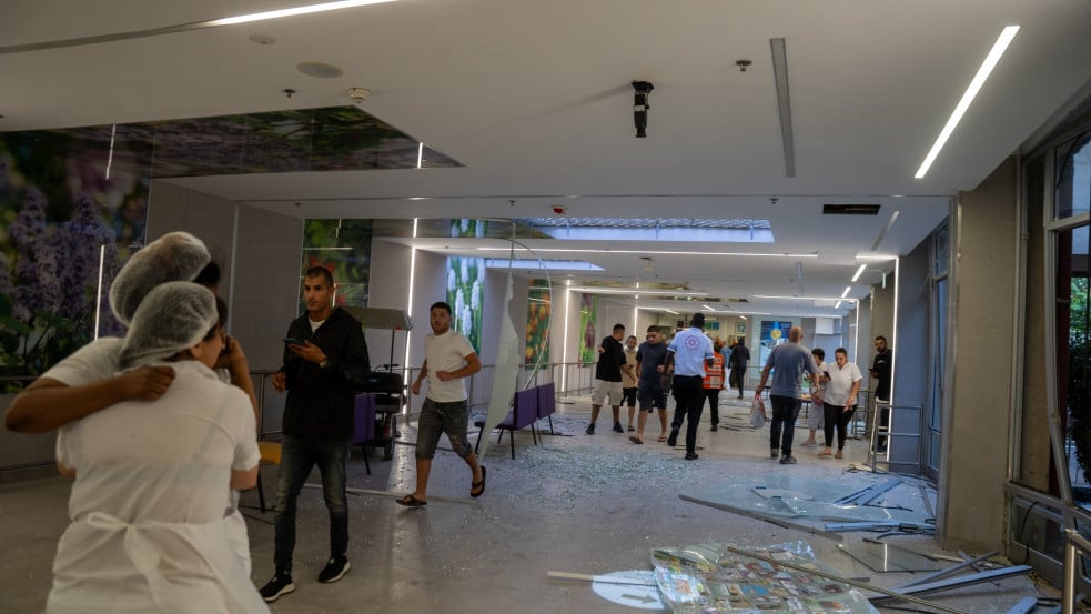 „Hatalmas csoda!” - épp tegnap evakuáltak több száz beteget abból az izraeli kórházból, amit reggel iráni találat ért