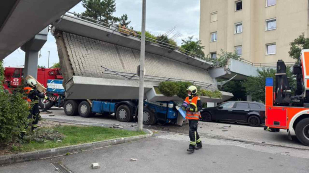 Teherautóra szakadt a felüljáró Linzben