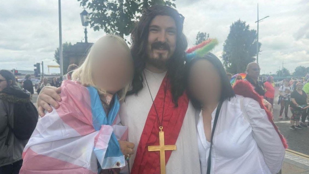Botrány: Töviskoronás Jézus-imitátor is felvonult a Pride-on Belfastban