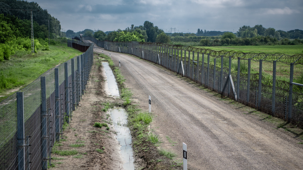 Illegális bevándorlók dobáltak meg magyar rendőröket