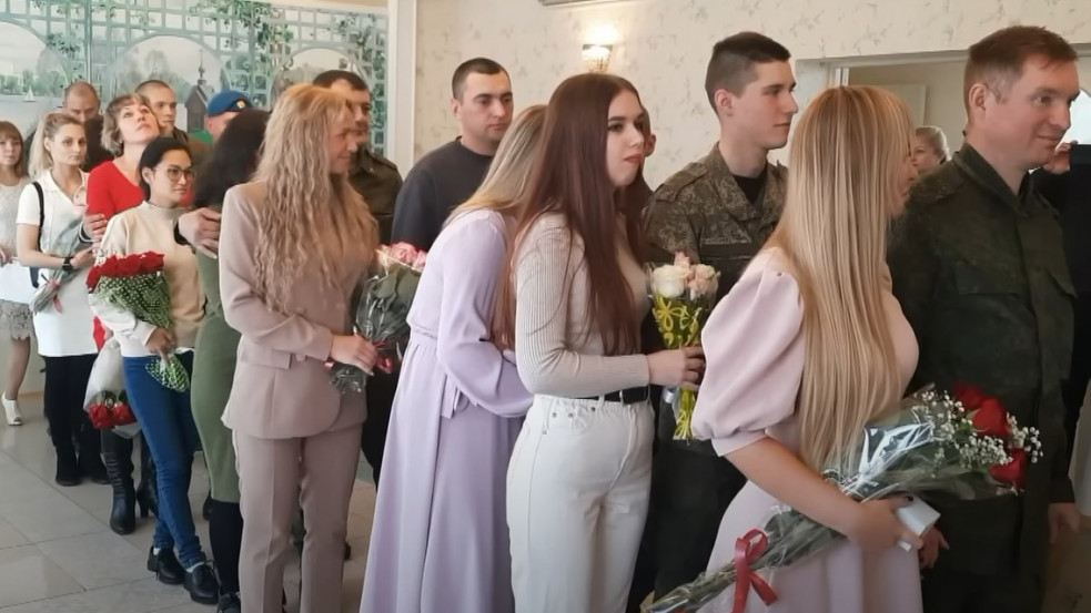 „A házasság egy horgony” - tömegesen kötnek házasságot az orosz párok a katonai mozgósítás óta
