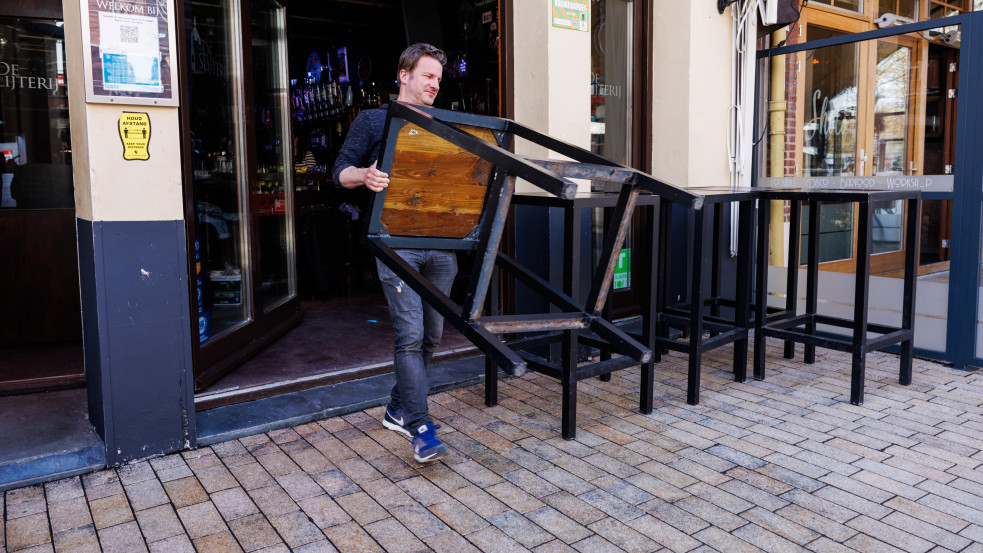 Rekordszámú fertőzött ellenére Hollandiában elkezdik enyhíteni a korlátozásokat 