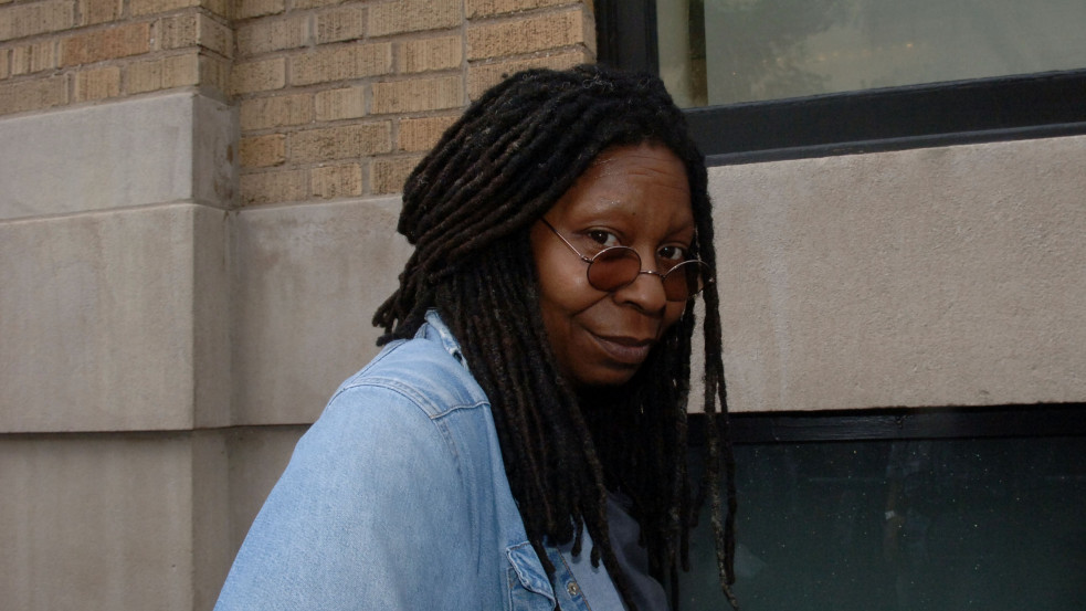 Whoopi Goldberg Istenre és a Bibliára hivatkozva próbálja védeni a nők abortuszhoz való jogát