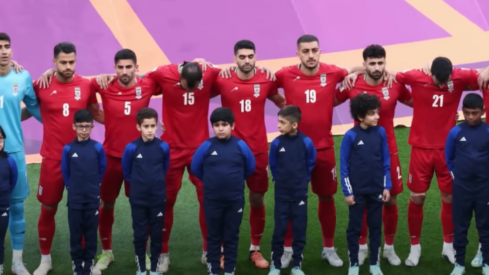 Kiderült, hogy vették rá a himnusz-éneklésre az iráni futballválogatottat