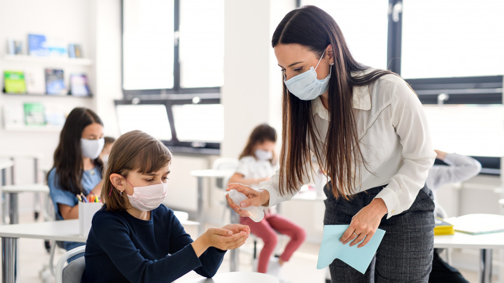 Mától nem taníthatnak az oltatlan pedagógusok