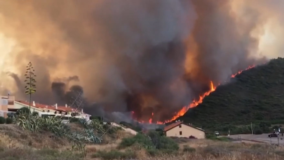 Tűz pusztít Szardínia szigetén, ötszáz embert evakuálni kellett - videó