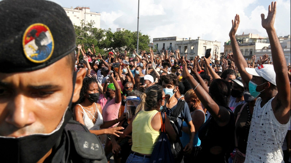 "Szabadságot akarunk, méghozzá most!" - Több mint 5000 tüntetőt tartóztattak le Kubában a diktatúraellenes megmozdulásokon