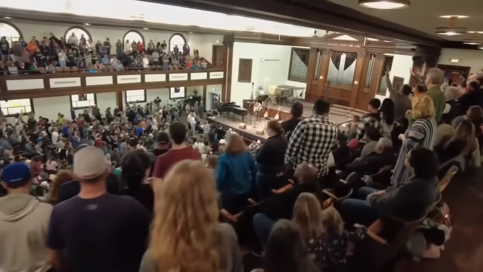 Megdöbbentő: több mint tíz napja tart egy istentisztelet Kentucky-ban, tömegek járnak csodájára