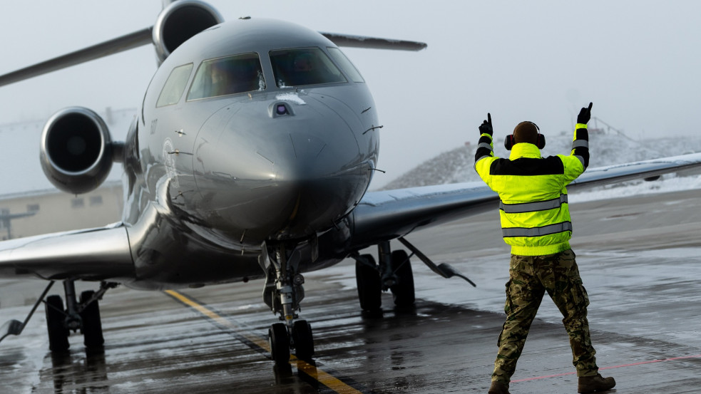 Felszállt Kazahsztánban a magyar állampolgárokat és a családtagjaikat szállító repülő