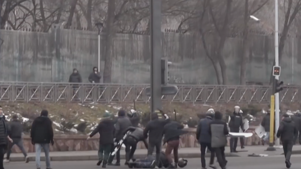 Kazahsztán: rendőröket fejeztek le, érkeznek az orosz csapatok