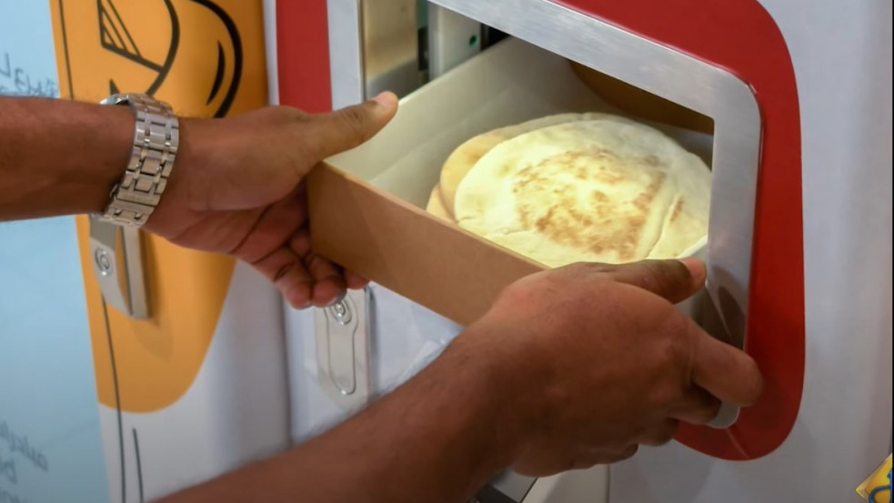 Kenyér gombnyomásra: automatákból juthatnak ingyen ételhez a rászorulók Dubajban