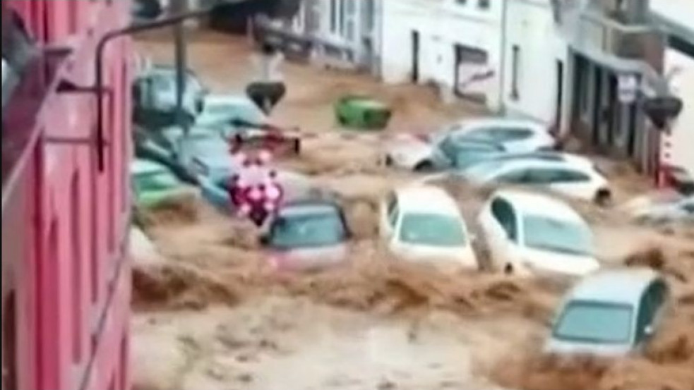 Ismét döbbenetes áradások Belgiumban: autók egész sorát sodorta el a víz - videó