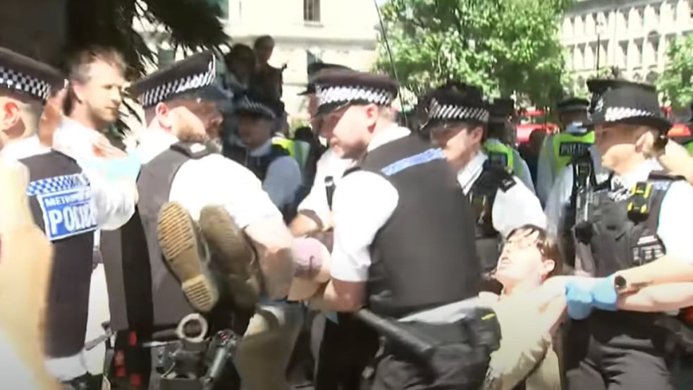 Betiltott palesztinpárti szervezet mellett tüntettek Londonban, számos tüntetőt őrizetbe vettek