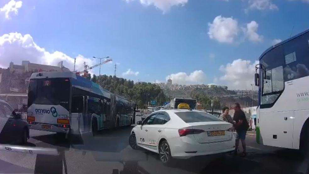 Videó: Golyózáporban kísérte biztonságba utasát a taxisofőr a jeruzsálemi terrortámadás kellős közepén