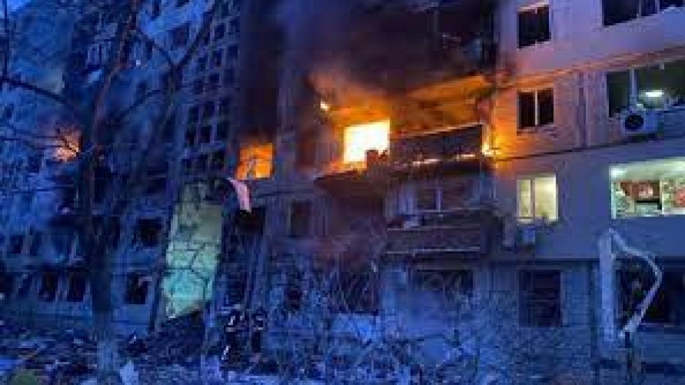 Elkezdték bombázni Kijevet: egy 9 emeletes lakóházba csapódott az egyik rakéta - videó