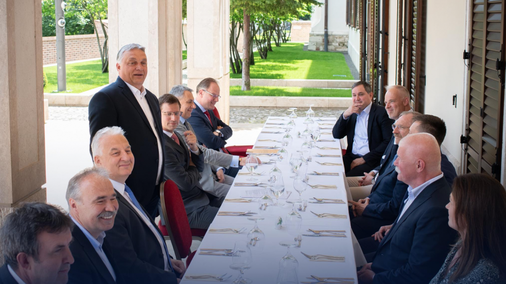 Ők lesznek az új miniszterek? Orbán Viktor fotót posztolt az egyeztetésről
