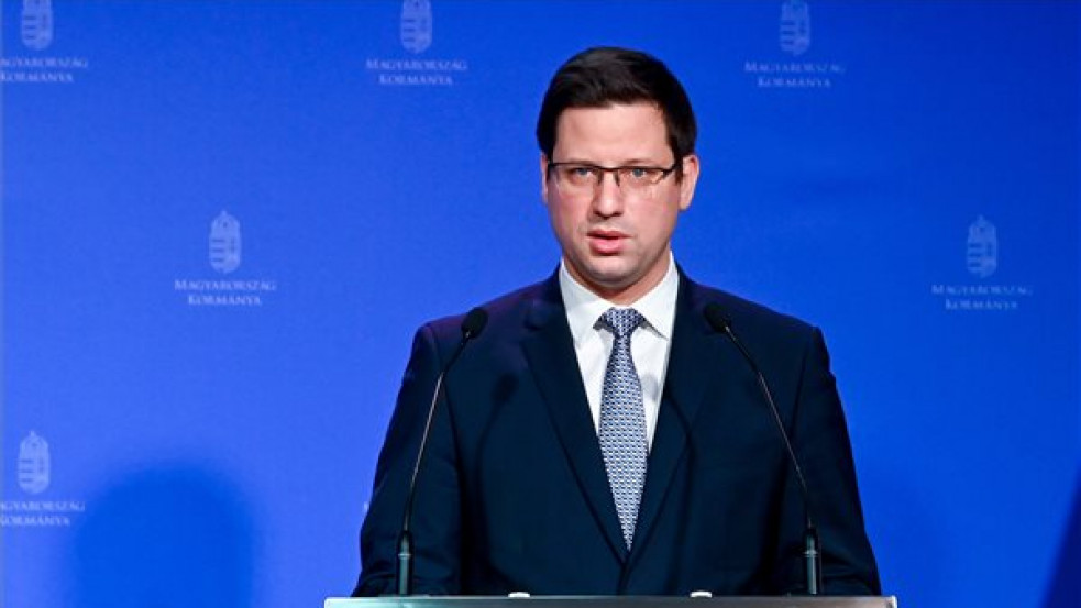 Gulyás Gergely: Hétfőtől eltörlik a kötelező maszkviselést