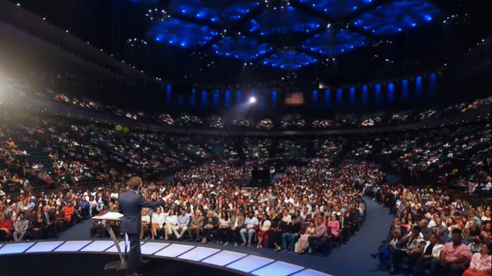 Vetkőző abortusz-aktivisták szakították félbe Joel Osteen pünkösdi istentiszteletét