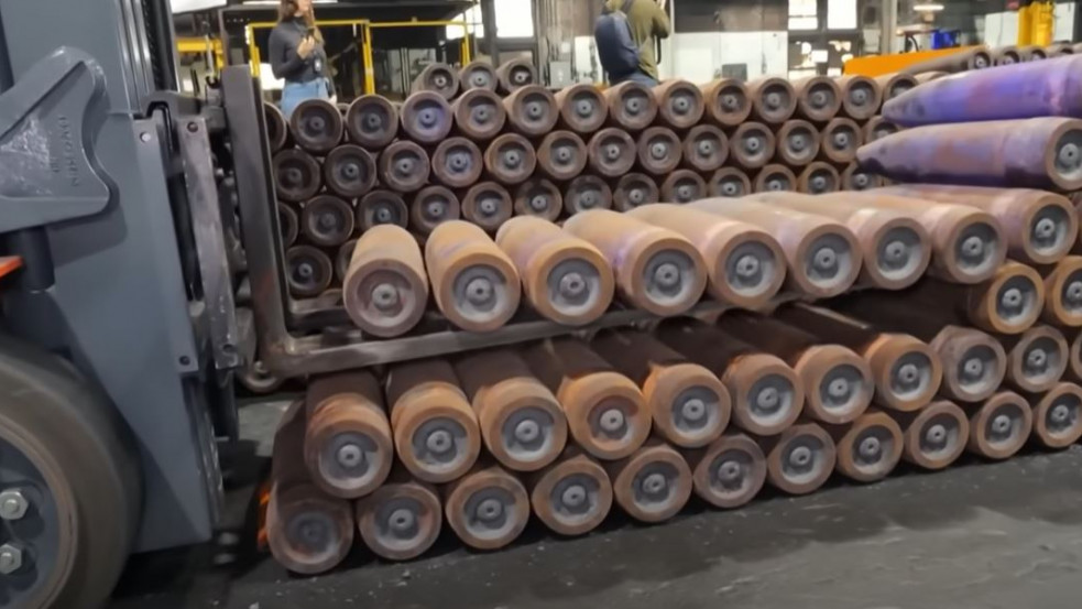 Háborús biznisz: így gyártják a lőszert Ukrajnának egy amerikai gyárban - videó