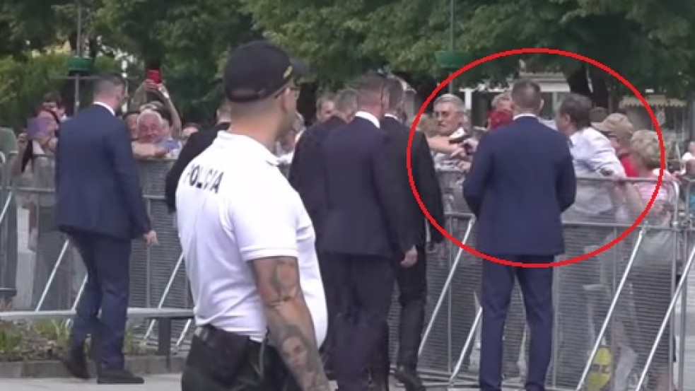 Elképesztő felvétel: így segítettek Robert Fico merénylőjének a támadáskor?