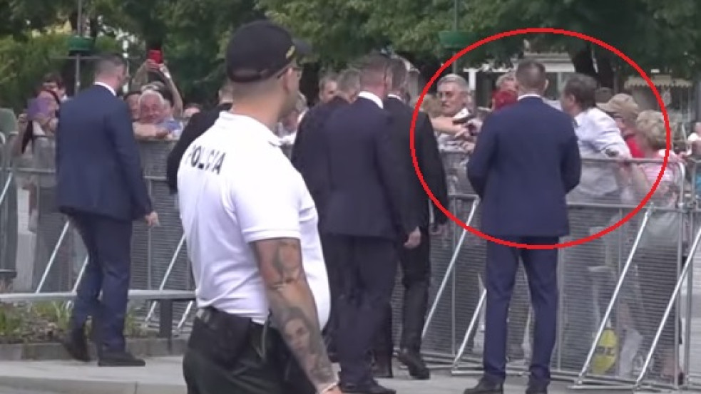 (18+) Brutális felvételen, ahogyan közvetlen közelről többször is meglövik Fico-t