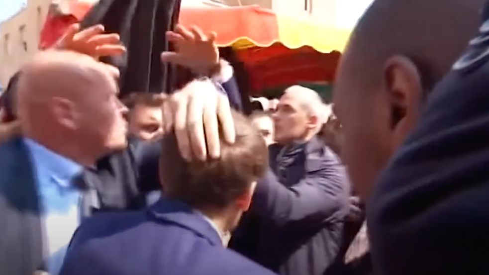 Paradicsommal dobálták meg Macront a választás utáni első szereplésén