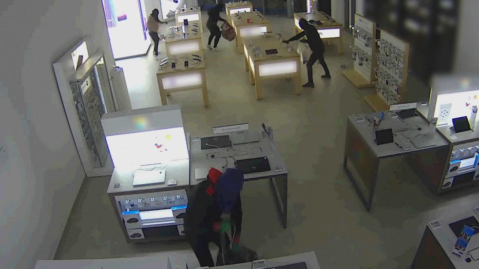 "Mint a filmekben" - betörtek a fővárosi elektroüzletbe, 10 milliónyi értéket vittek el - videó