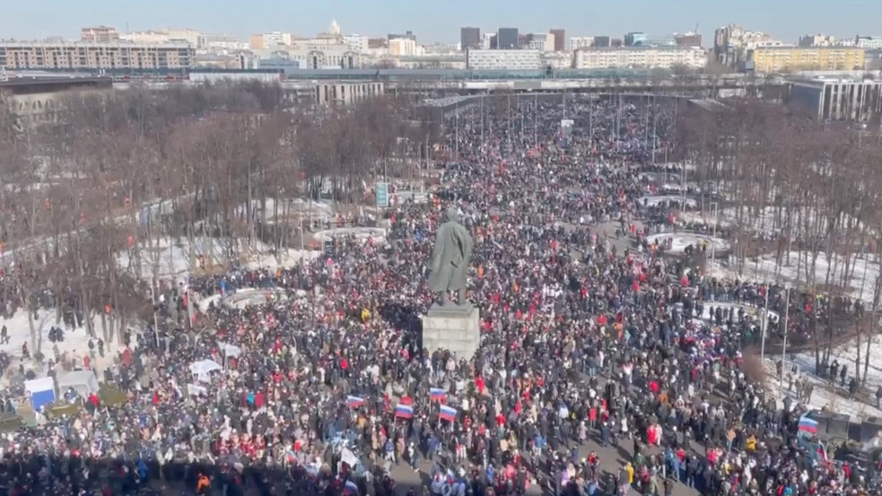 Percről percre: óriási tömeg ünnepli Moszkvában a Krím-félsziget elcsatolásának évfordulóját