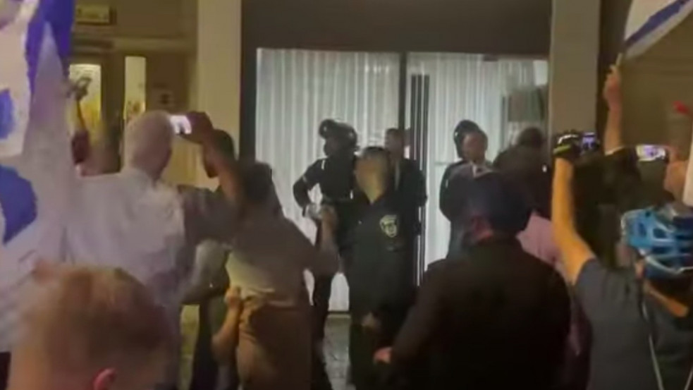 Videó: kormányellenes tüntetők vonultak utcára Izraelben, Netanjahu feleségét rendőröknek kellett kimenekíteni