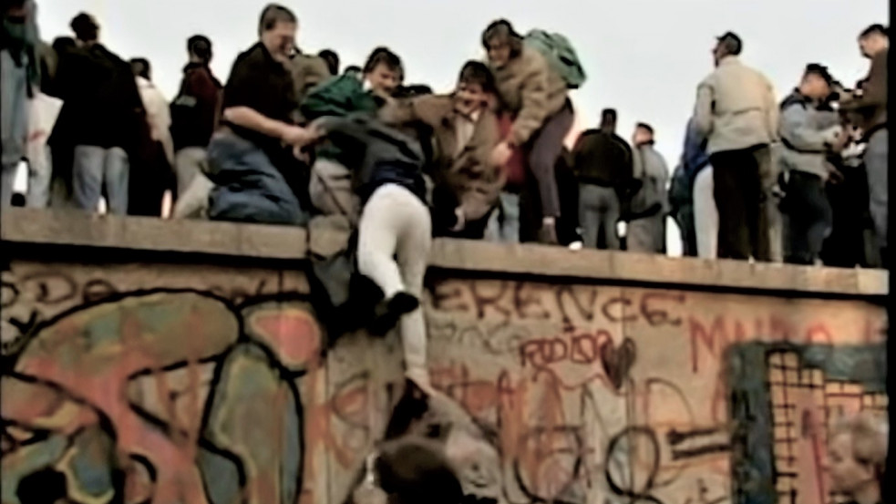Elhunyt az újságíró, aki egy kérdésével lebontotta a berlini falat