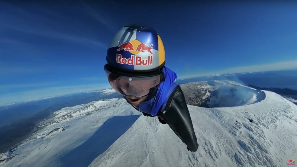 Működő vulkán felett repült át egy chilei ejtőernyős