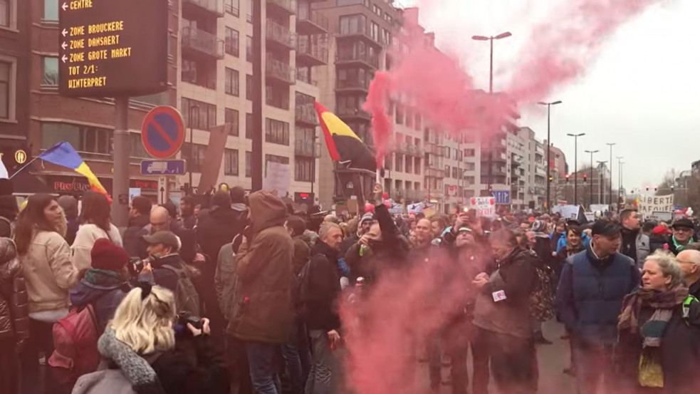 Ötvenezren tüntettek Brüsszelben a kötelező oltás és a korlátozások ellen