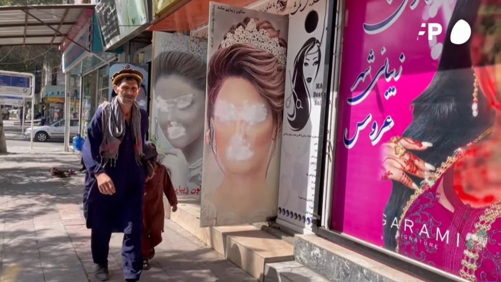 Lekaparják a tálibok a nőket ábrázoló plakátokat Kabulban