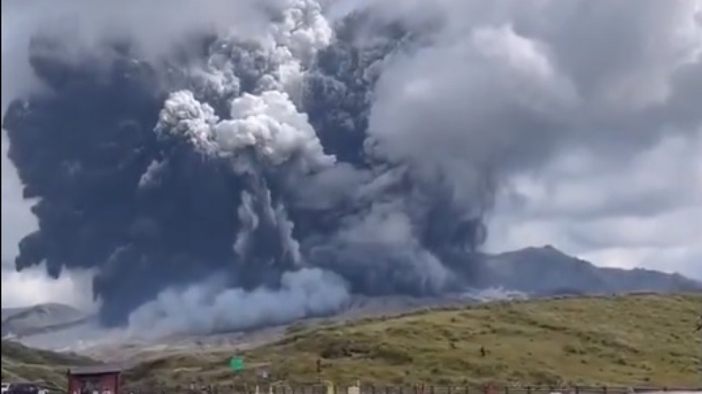 Kitört Japán legnagyobb működő vulkánja - videó