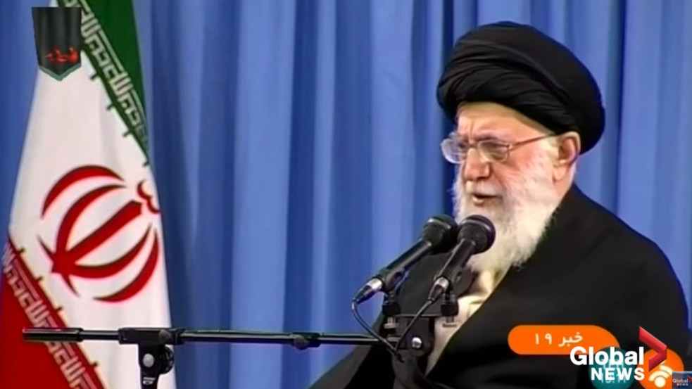 Betiltottak Iránban egy lapot, amely az ajatollah bal kezét ábrázolta címlapján