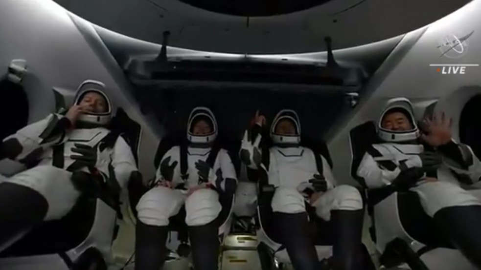 Elromlott a WC, pelenkában kellett hazatérni Elon Musk űrhajósainak