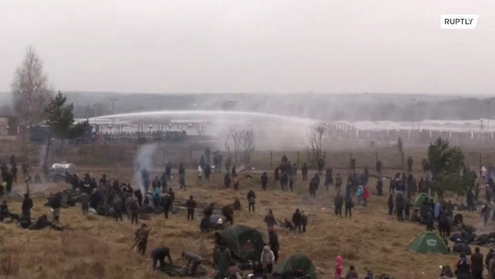 Kövek a vízágyúk ellen: tovább fokozódik a káosz a lengyel-belarusz határon - videó