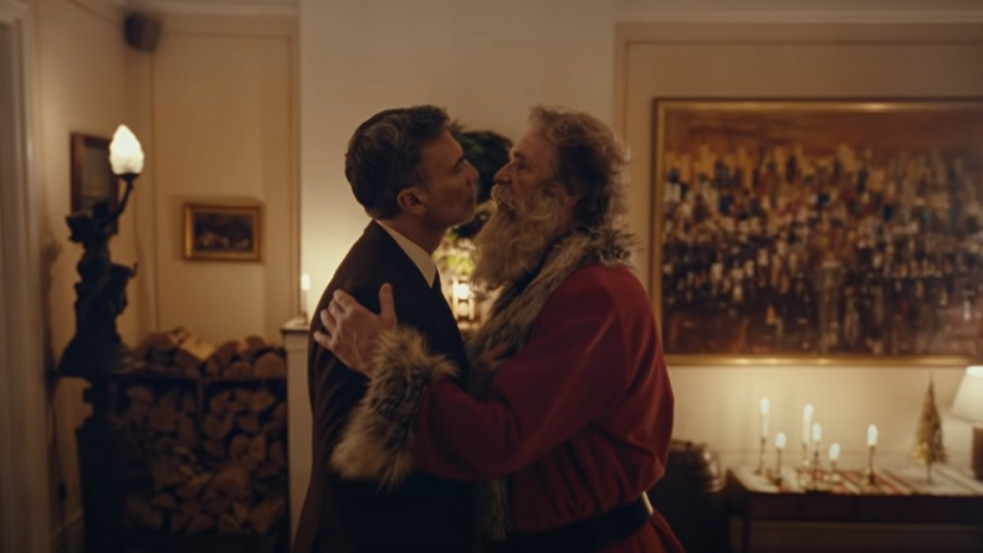 Férfival csókolózik a Mikulás a norvég posta karácsonyi reklámjában