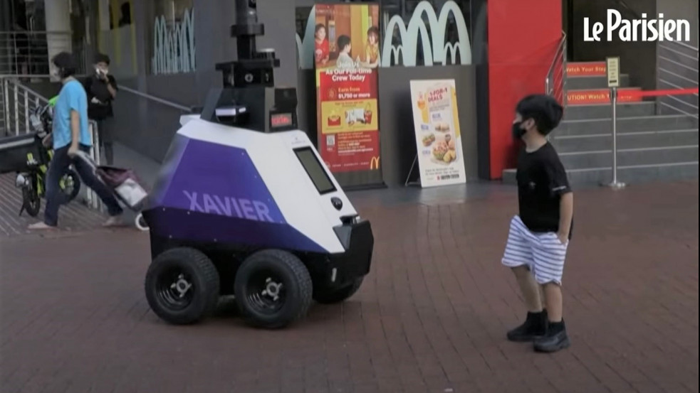 Robotjárőrök figyelmeztetik a járókelőket Szingapúrban