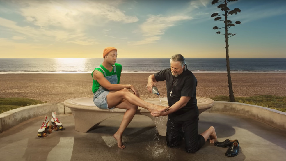 Homoszexuális férfi lábát mossa egy pap az egyik Super Bowl-reklámban