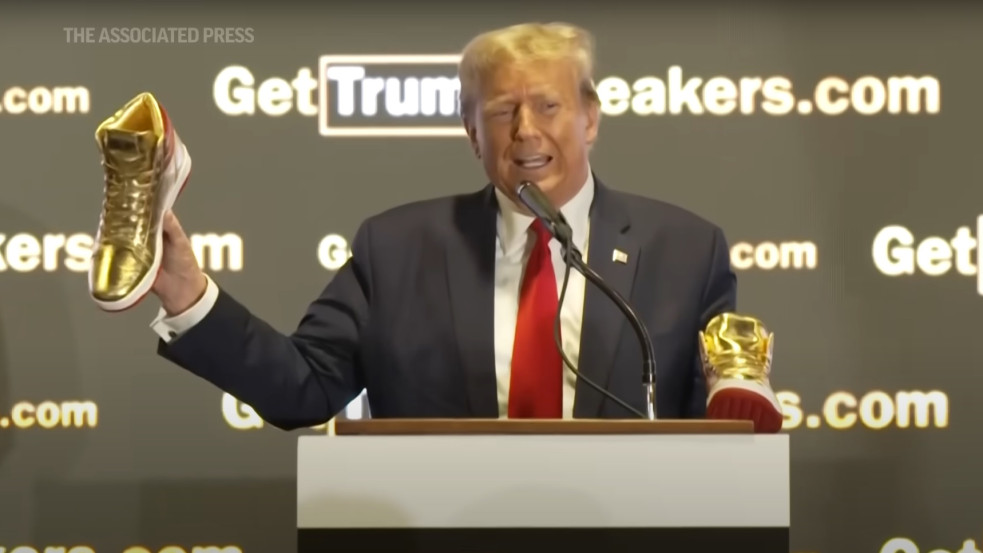 Videó: Donald Trump saját márkás sneakereket dobott piacra