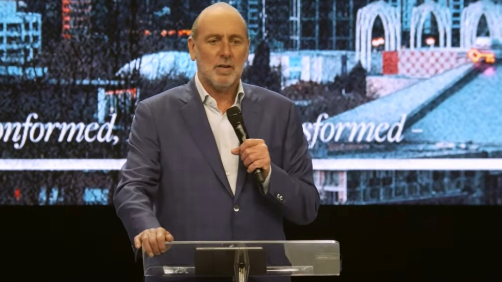 Kínos bejegyzések jelentek meg Brian Houston oldalán, állítása szerint meghekkelték