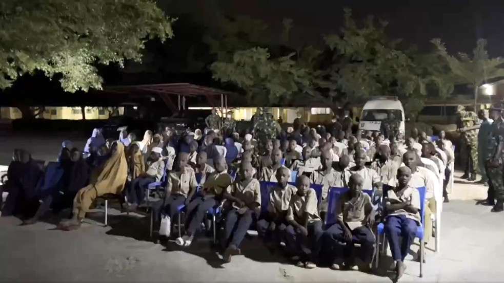 Kiszabadították a Boko Haram által elrabolt gyerektúszokat - felvétel