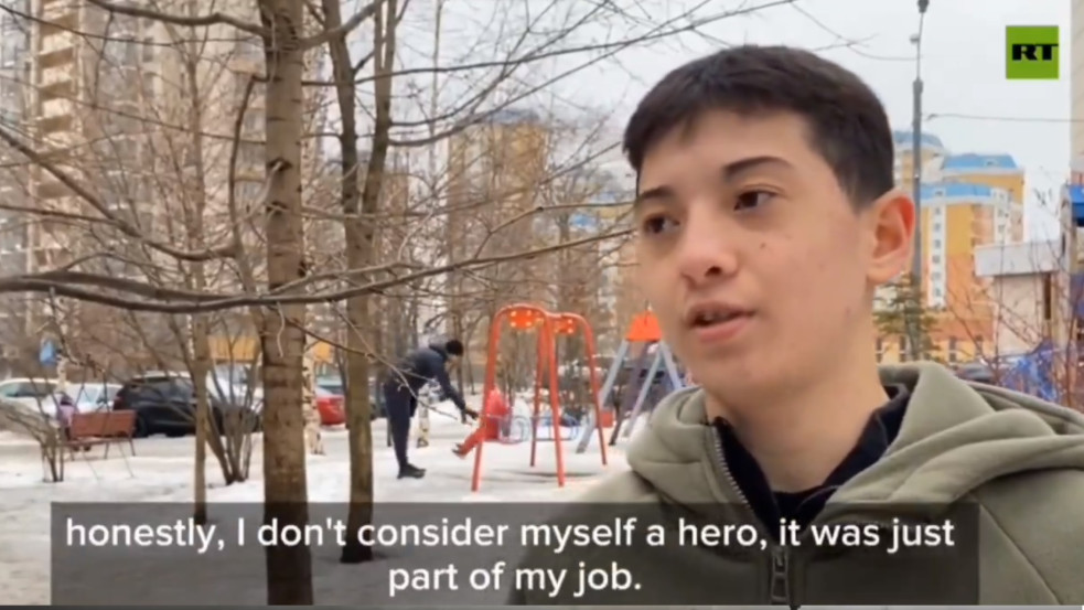 Videó: Több mint 100 embert mentett meg egy ruhatáros tini a moszkvai merénylet alatt
